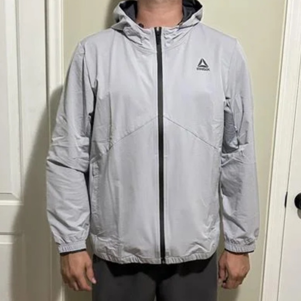 Reebok Men's Light Gray Windbreaker Woven jacket size Medium NWT outdoor